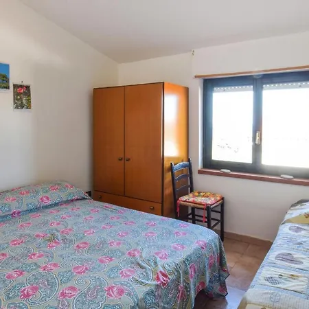 2 Bedroom Cozy In Hébergement de vacances Roseto Capo Spulico