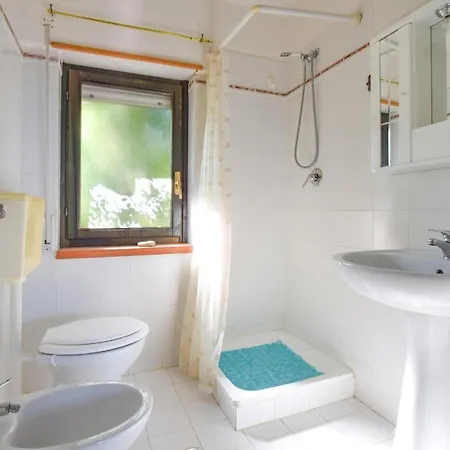 2 Bedroom Cozy In Vakantiehuis Roseto Capo Spulico